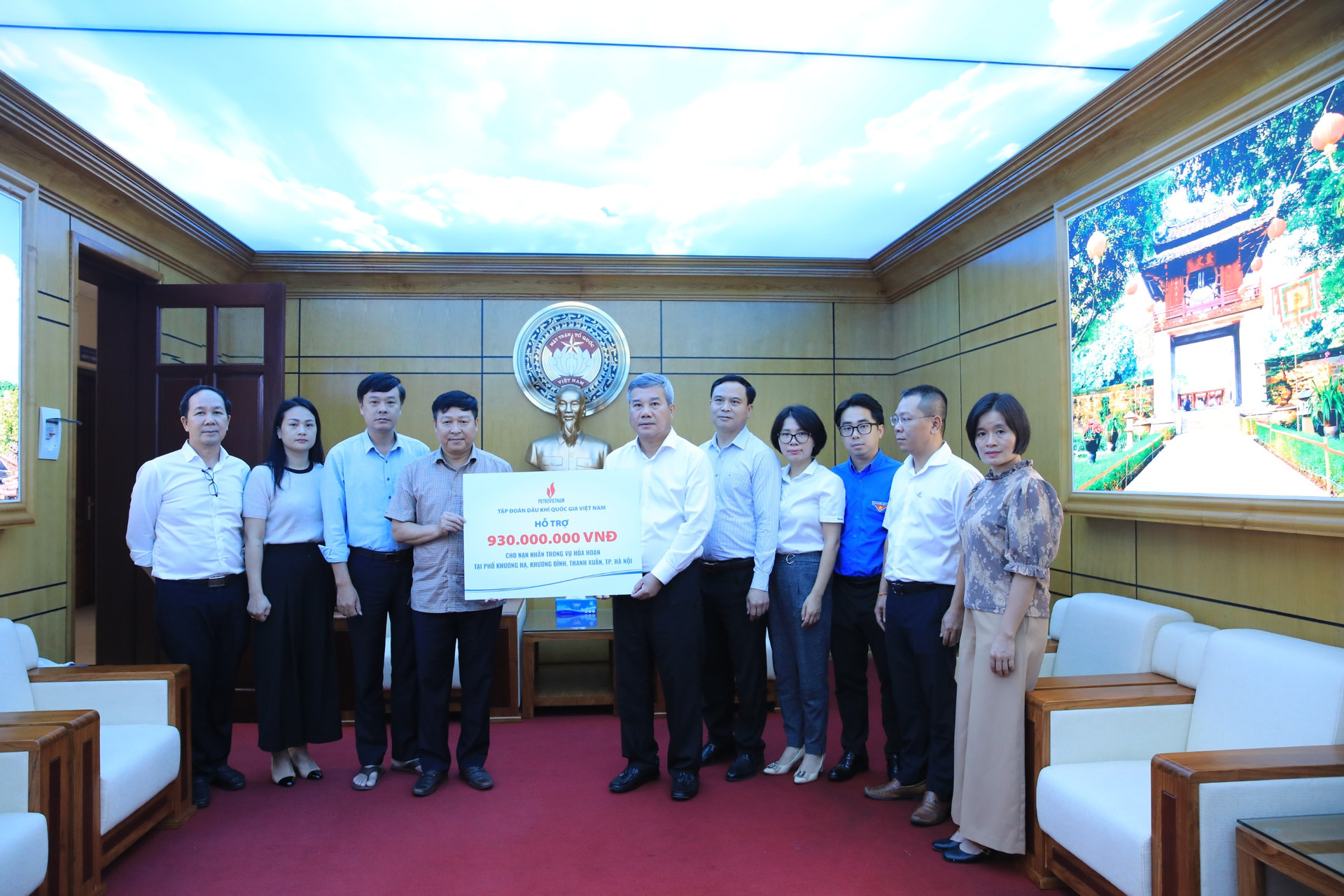 Lãnh đạo Ủy ban MTTQ Việt Nam thành phố Hà Nội tiếp nhận ủng hộ từ các đơn vị.