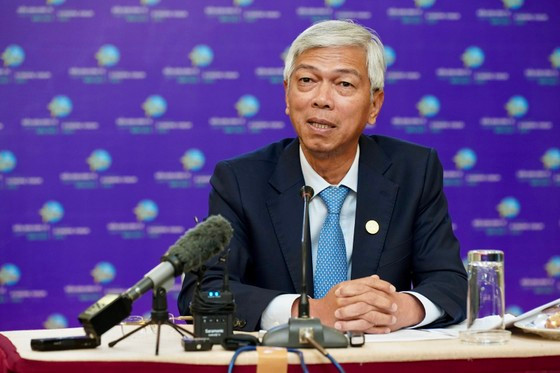Ông Võ Văn Hoan - Phó Chủ tihcj UBND TP HCM công bố kết quả từ diễn đàn kinh tế TP HCM năm 2023.