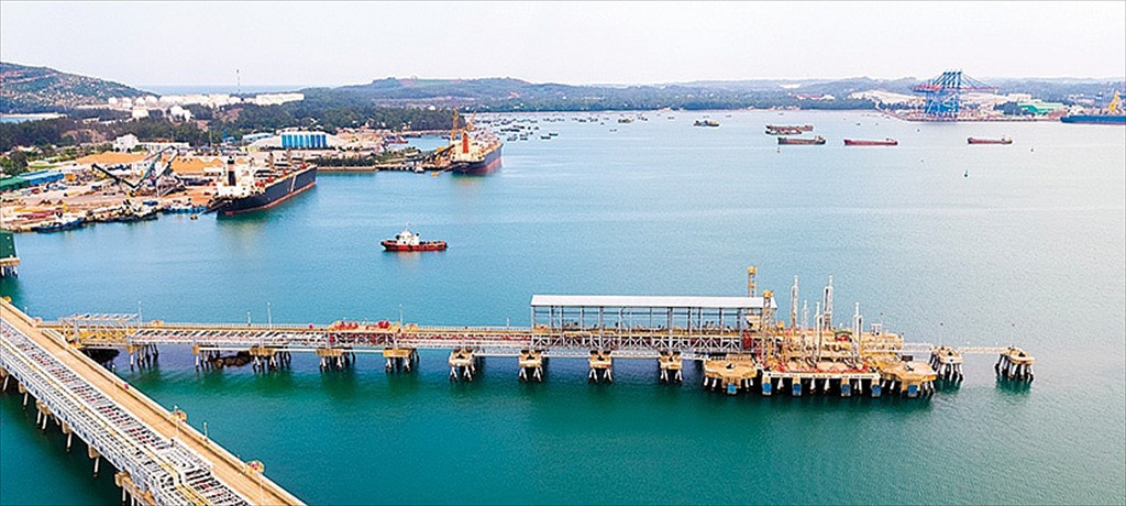 Khu vực cảng xuất sản phẩm của NMLD Dung Quất đồng bộ với hệ thống cảng tại vịnh Dung Quất.