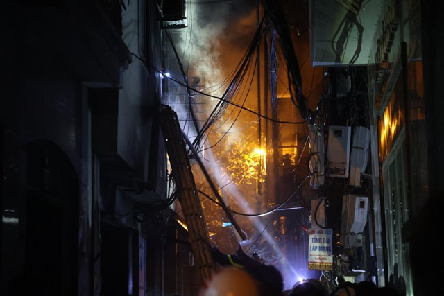 Vụ hỏa hoạn xảy ra vào khoảng 23h30’ ngày 12/9 tại một chung cư mini ở phố Khương Hạ.