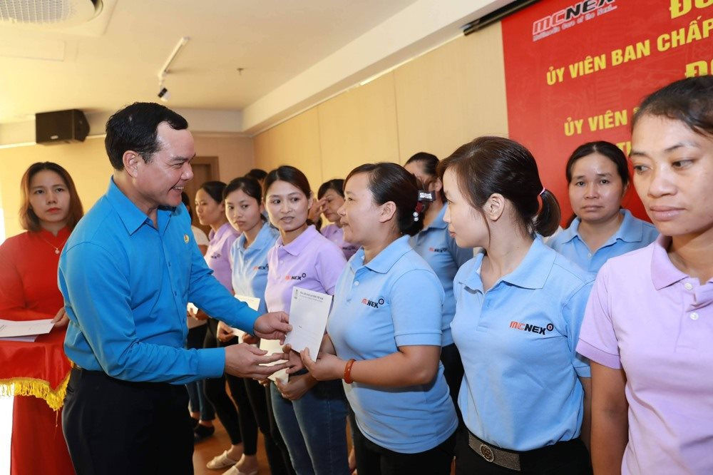 Ông Nguyễn Đình Khang - Chủ tịch Tổng LĐLĐ Việt Nam thăm, tặng quà cho công nhân. Ảnh: nld.vn