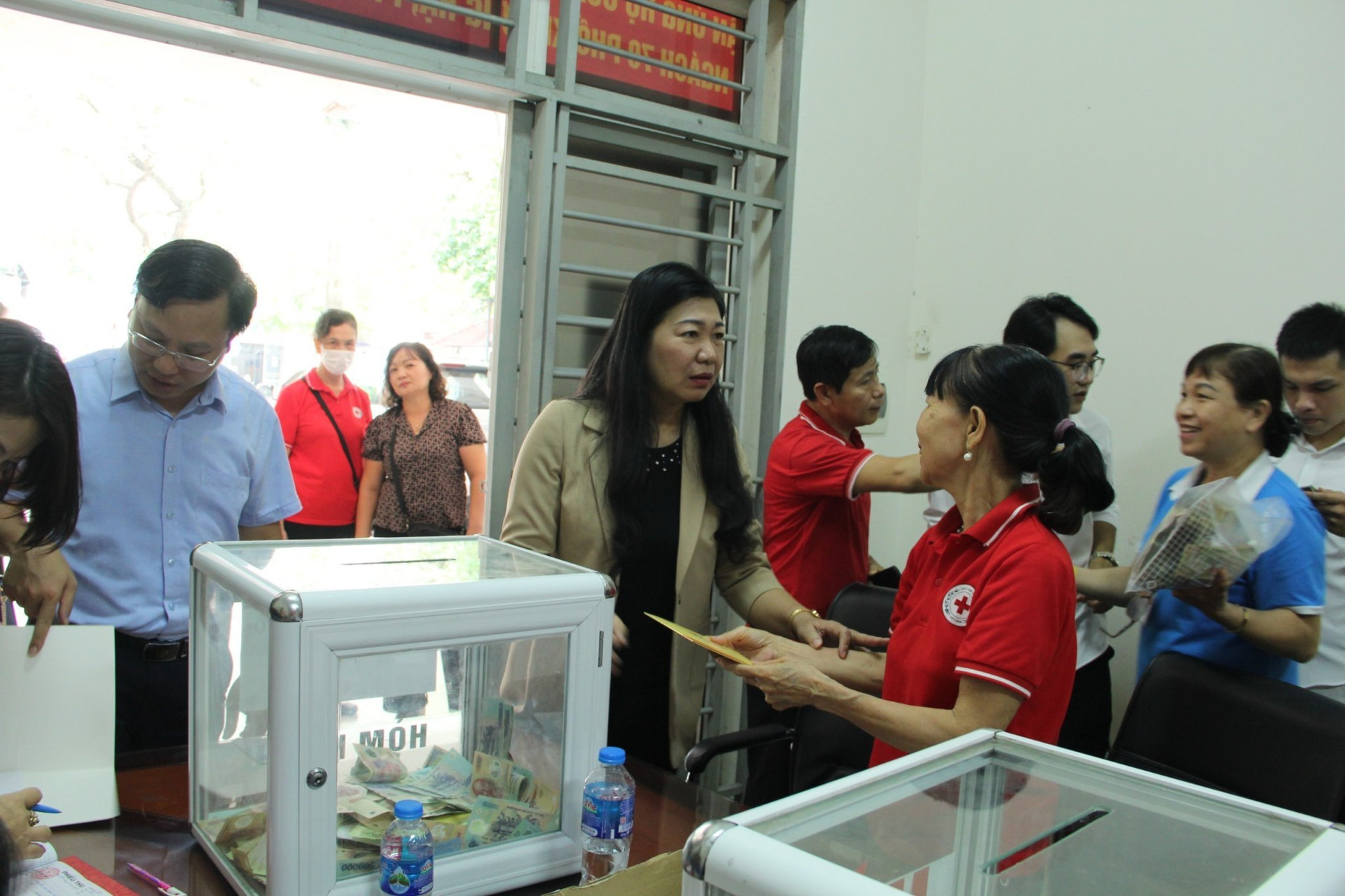 Bà Nguyễn Lan Hương, Chủ tịch Ủy ban MTTQ Việt Nam thành phố Hà Nội thăm hỏi, động viên cán bộ MTTQ và các tổ chức đoàn thể phường Khương Đình. 