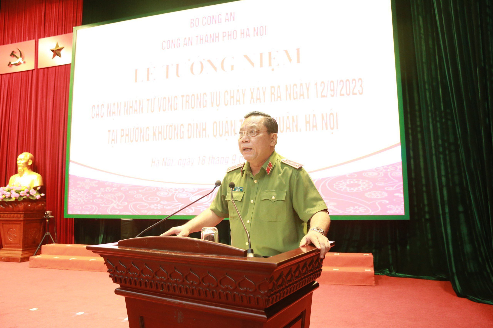 thay mặt Ban Giám đốc và cán bộ chiến sỹ, Trung tướng Nguyễn Hải Trung – Giám đốc Công an Thành phố đã bày tỏ sự cảm thông sâu sắc, chia sẻ những đau thương, tổn thất và gửi lời chia buồn đến các gia đình người bị nạn. 