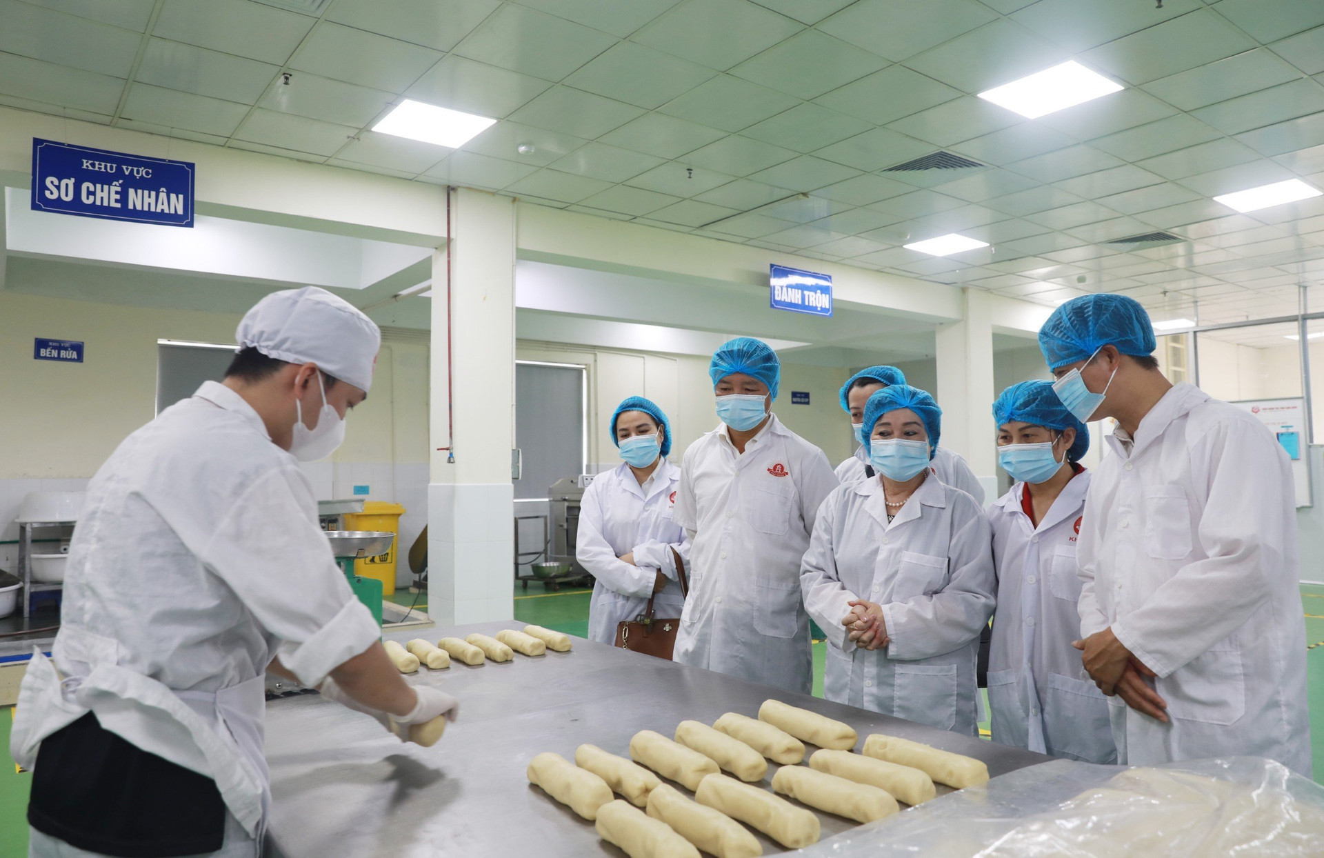 Đoàn đi kiểm tra thực tế tại Công ty Bánh kẹo Bảo Minh. 