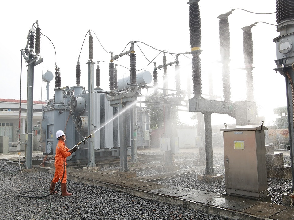 Công nhân đội QLVH lưới điện cao thế PC Ninh Bình vệ sinh cách điện bằng nước áp lực cao tại trạm 110 kV Yên Mô.