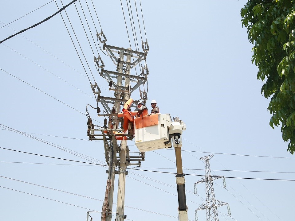 Ứng dụng công nghệ sửa chữa thi công bằng phương pháp Hotline lưới 22 kV không cắt điện.
