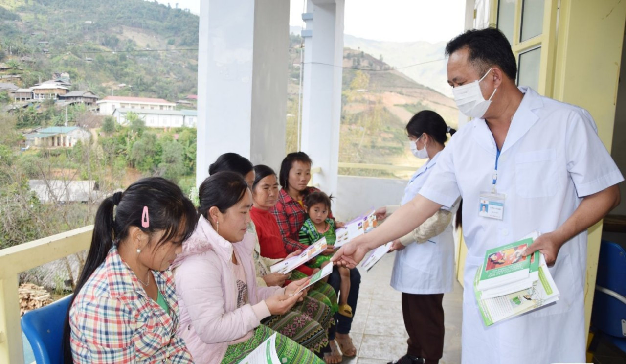 Cán bộ y tế huyện Mường La đẩy mạnh tuyên truyền về tảo hôn và hôn nhân cận huyết thống.
