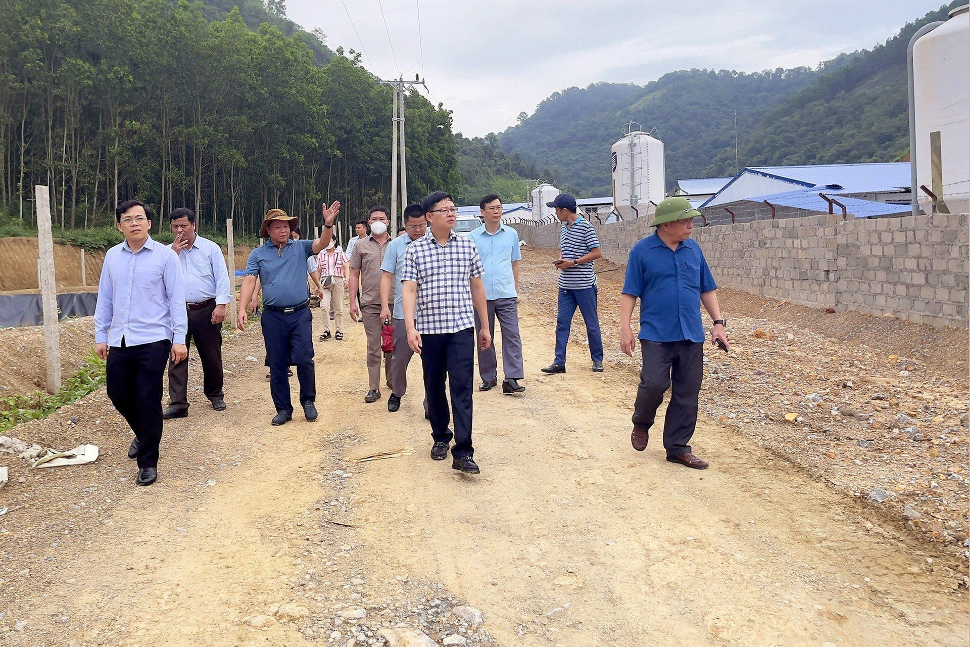 Tổ phó Tổ công tác đặc biệt giải quyết tồn tại, vướng mắc các dự án đầu tư ngoài ngân sách trên địa bàn tỉnh thăm nắm tình hình triển khai Dự án trang trại chăn nuôi lợn sinh sản công nghệ cao Trần Phú tại xã Trần Phú, huyện Na Rì.