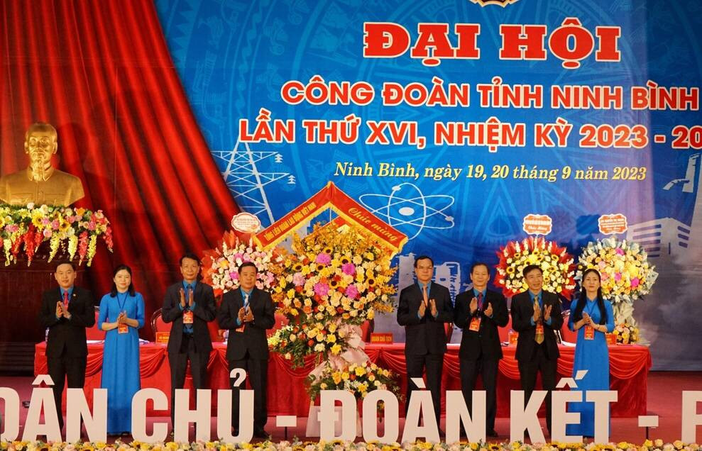 Chủ tịch Tổng LĐLĐ Việt Nam Nguyễn Đình Khang tặng hoa chúc mừng Đại hội.