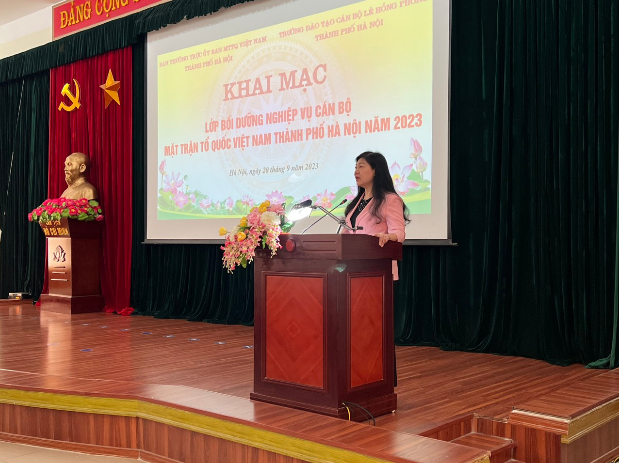 Bà Nguyễn Lan Hương, Chủ tịch Ủy ban MTTQ Việt Nam thành phố Hà Nội phát biểu tại lớp bồi dưỡng. 