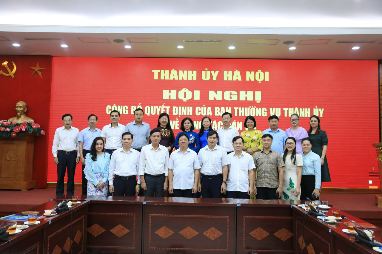Tập thể cán bộ, lãnh đạo Ủy ban MTTQ Việt Nam thành phố Hà Nội chụp ảnh lưu niệm chúc mừng.