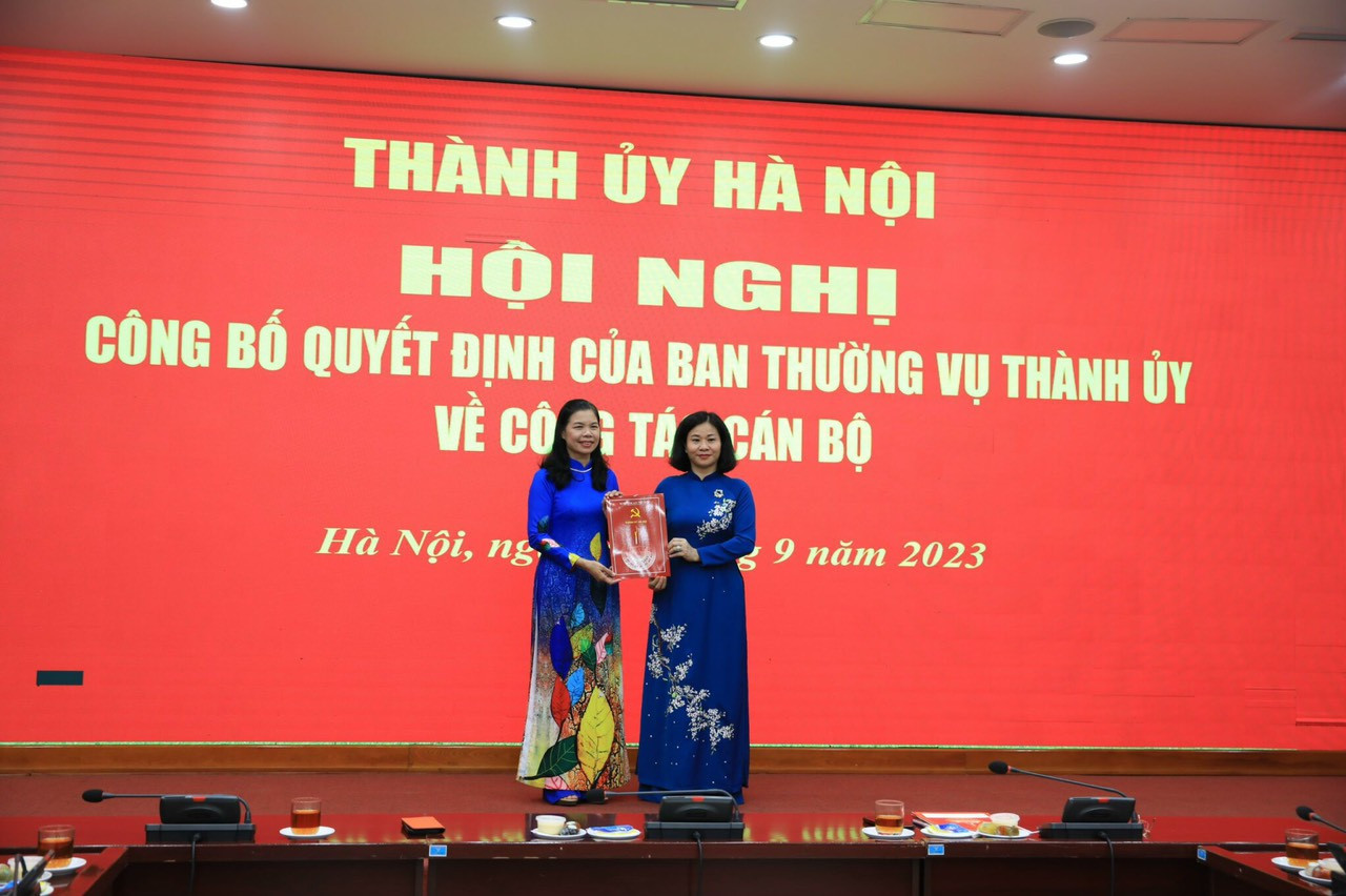 Trao quyết định về công tác cán bộ cho bà Đặng Thị Phương Hoa. 