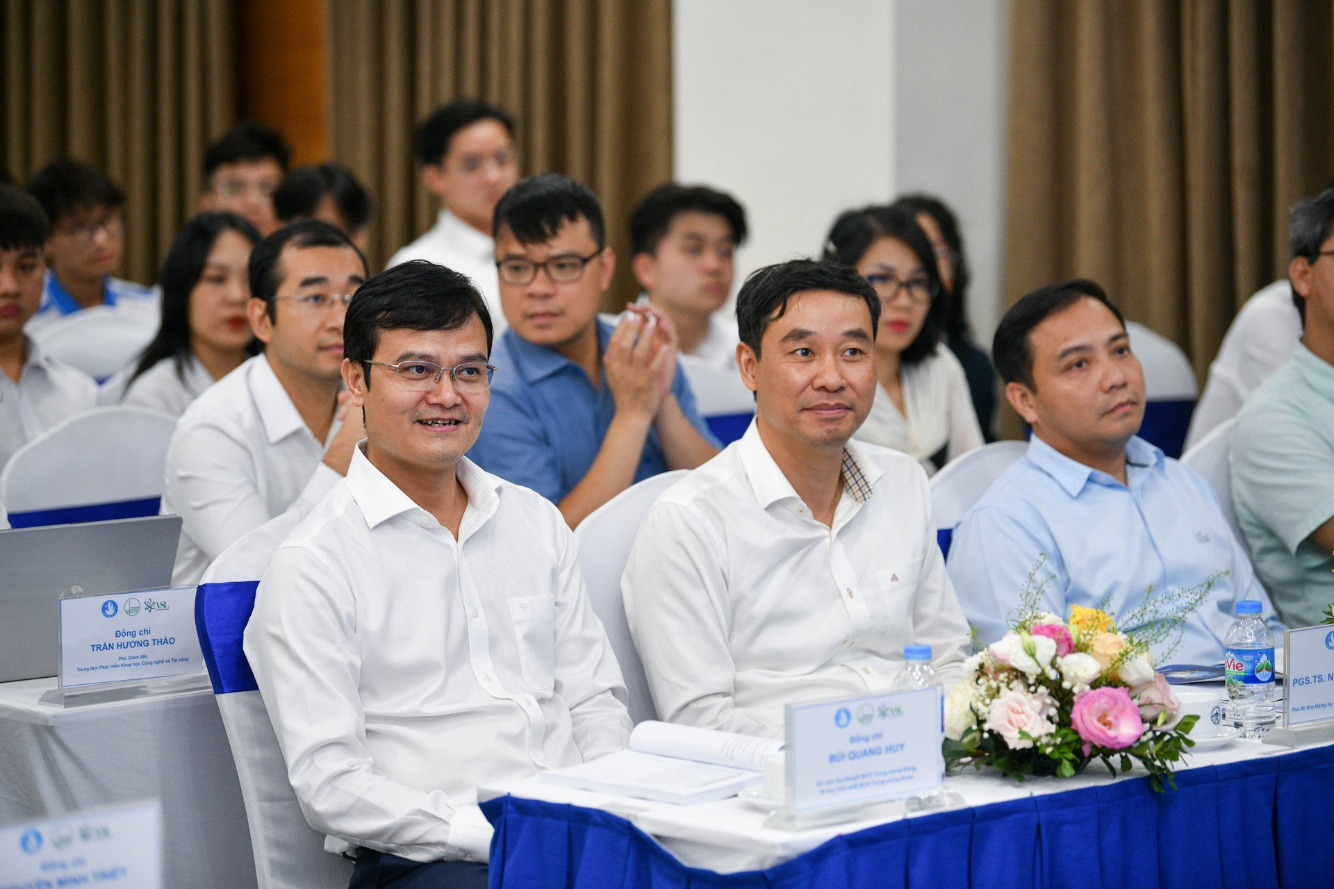 Bí thư thứ nhất T.Ư Đoàn Bùi Quang Huy (bên trái) và các đại biểu dự Hội thảo Khoa học trẻ Việt Nam toàn cầu lần thứ II.
