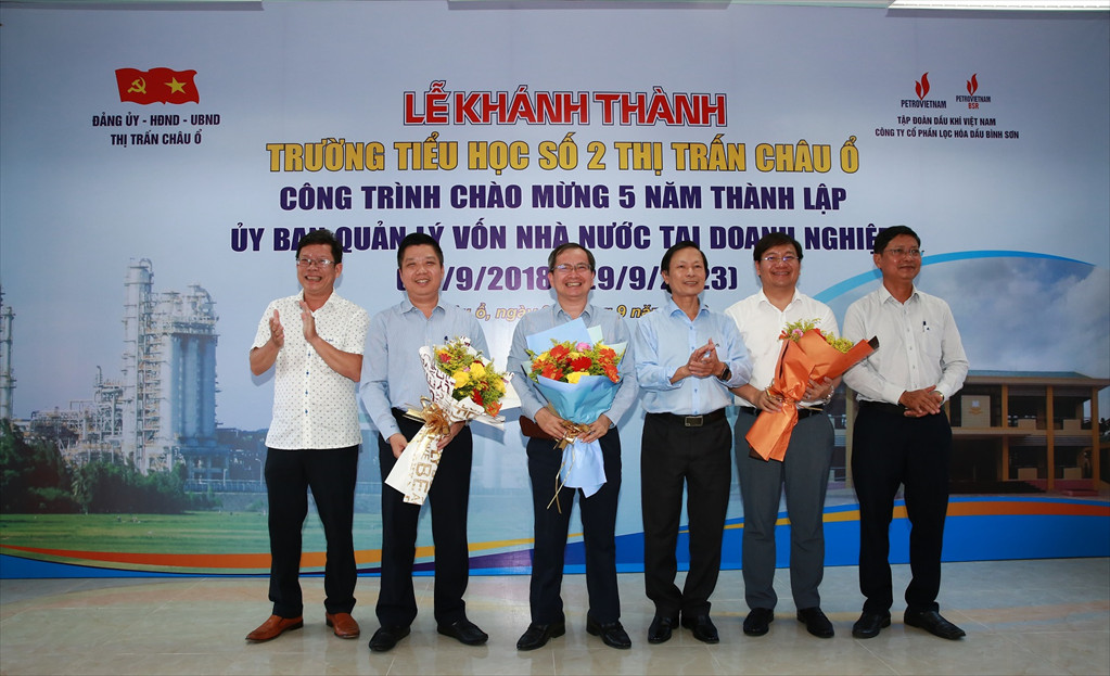 Huyện ủy Bình Sơn tặng hoa cảm ơn Công ty BSR đã dành tình cảm, tài trợ cho Trường Tiểu học số 2 thị trấn Châu Ổ công trình khang trang, bề thế.