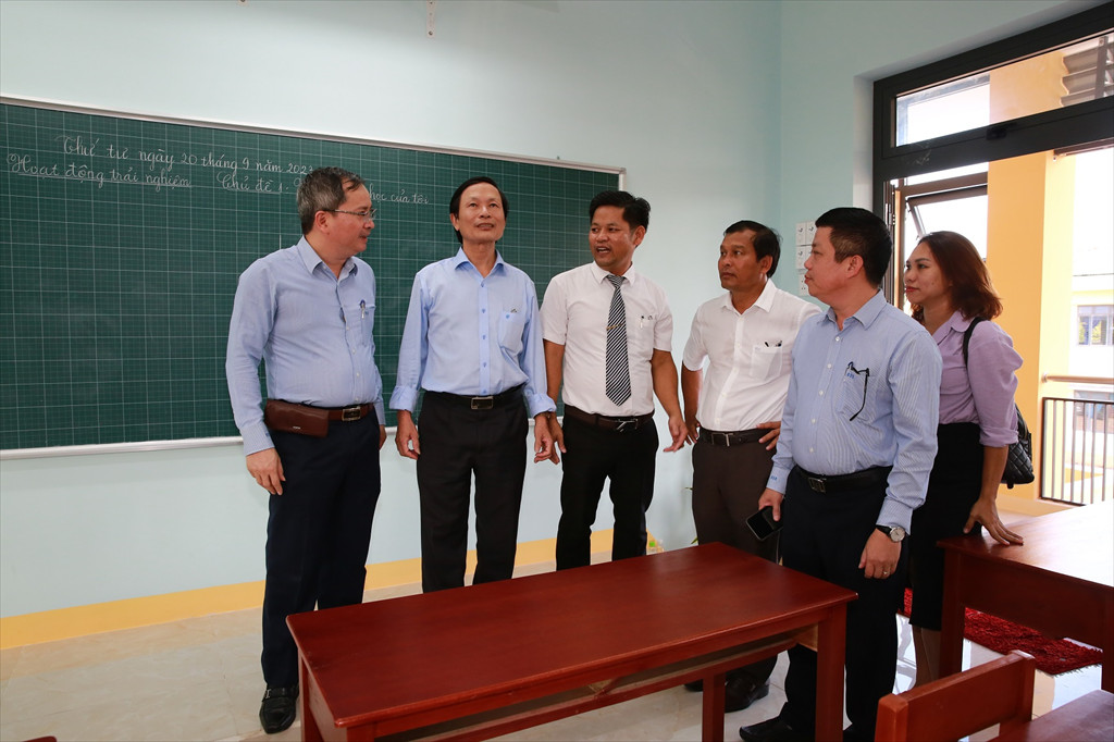 Các đại biểu đi thăm các lớp học.