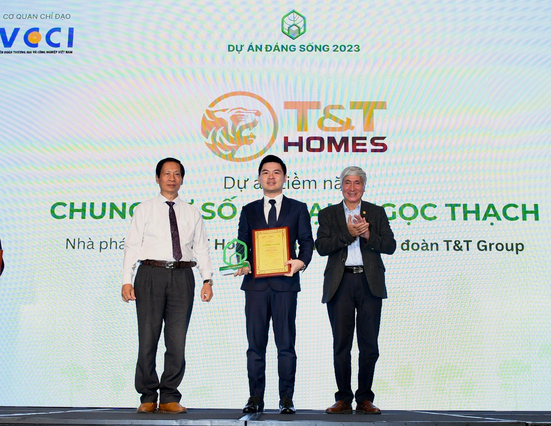 Ông Đỗ Vinh Quang, Chủ tịch HĐQT kiêm Tổng Giám đốc T&T Homes (giữa) nhận Giải thưởng “Dự án đáng sống năm 2023”.