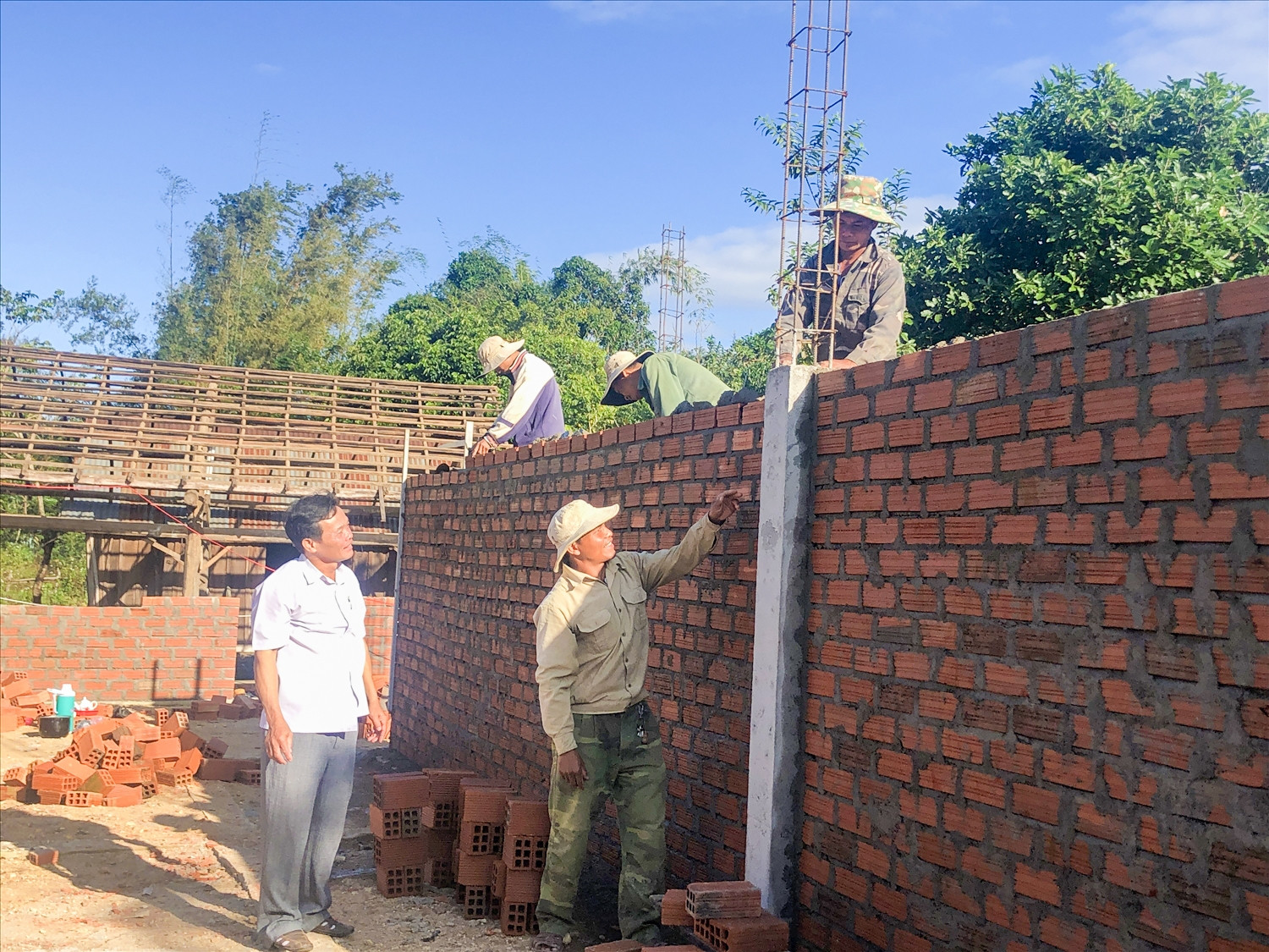 Sau khi được đào tạo nghề phổ thông, học viên ở huyện Kbang đã nhận thầu xây dựng các công trình nhà ở tại địa phương.
