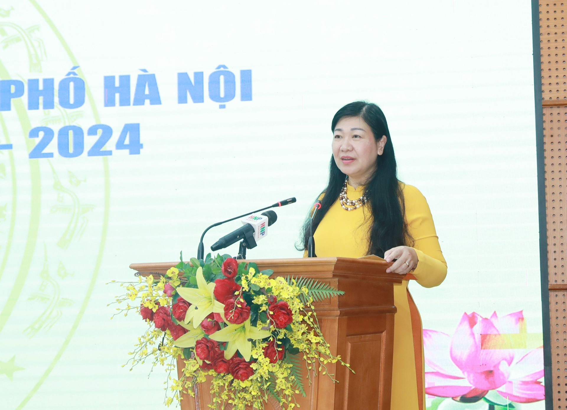 Bà Nguyễn Lan Hương, Chủ tịch Ủy ban MTTQ Việt Nam thành phố Hà Nội phát biểu tại hội nghị.