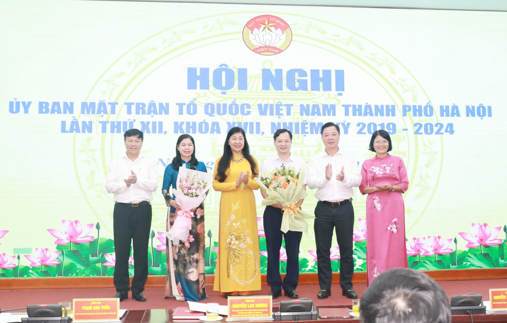 Ban Thường trực Ủy ban MTTQ Việt Nam thành phố Hà Nội chúc mừng các vị tham gia Ủy viên Ủy ban.