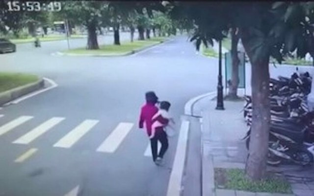 Hình ảnh nghi phạm Giáp Thị Huyền Trang đưa bé gái đi được camera an ninh ghi lại.