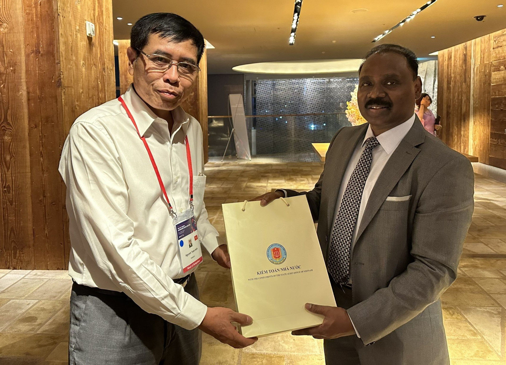 PhóTổng Kiểm toán nhà nước Nguyễn Tuấn Anh tặng quà Tổng Kiểm toán và Kiểm soát Ấn Độ. Ảnh CTV