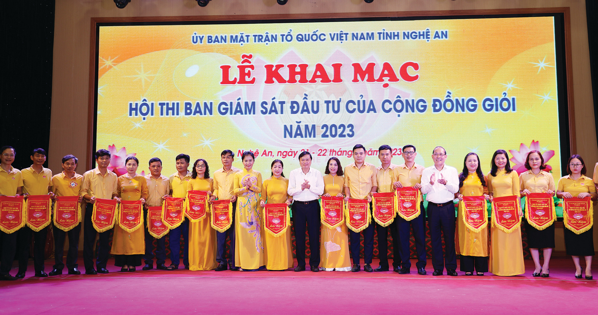 Phó Chủ tịch UBTƯ MTTQ Việt Nam Hoàng Công Thủy cùng đại diện lãnh đạo tỉnh Nghệ An trao cờ lưu niệm cho các đội tham dự hội thi.