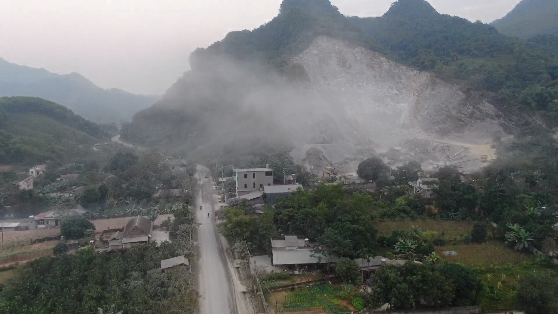 Sau tiếng nổ mìn, bụi từ mỏ đá Mèo Gù bao phủ cả một vùng rộng lớn. Ảnh: Ngô Hùng (chụp tháng 12/2022)