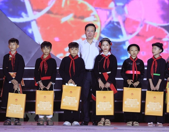 Chủ tịch nước Võ Văn Thưởng tặng quà cho các cháu thiếu nhi tại Đêm hội Thành Tuyên năm 2023. 
