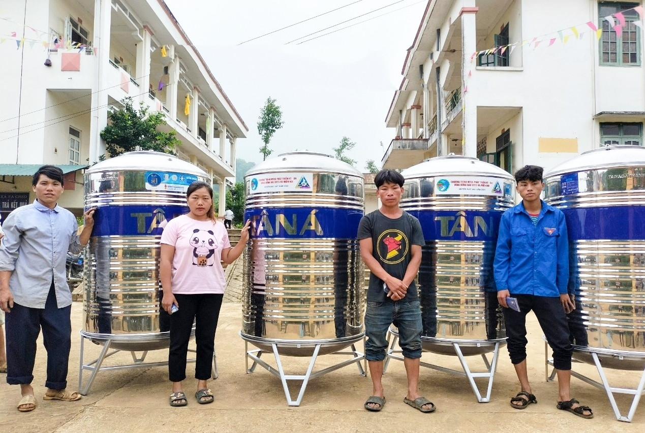 Hộ nghèo DTTS trên địa bàn huyện Bát Xát, tỉnh Lào Cai được hỗ trợ bồn chứa nước theo nội dung số 04, Dự án 1. Ảnh: baodantoc.vn