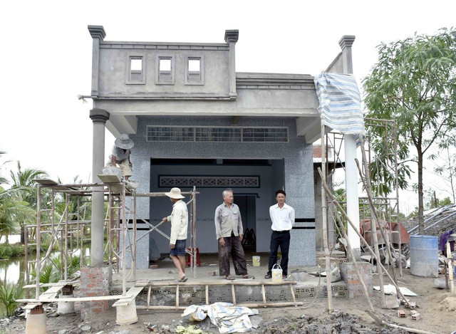 Ông Lý Phonl (đứng giữa) ấp Đào Viên (xã Viên Bình, huyện Trần Đề) phấn khởi có căn nhà được hỗ trợ từ nguồn vốn Chương trình MTQG 1719. Anhr: baodantoc.vn