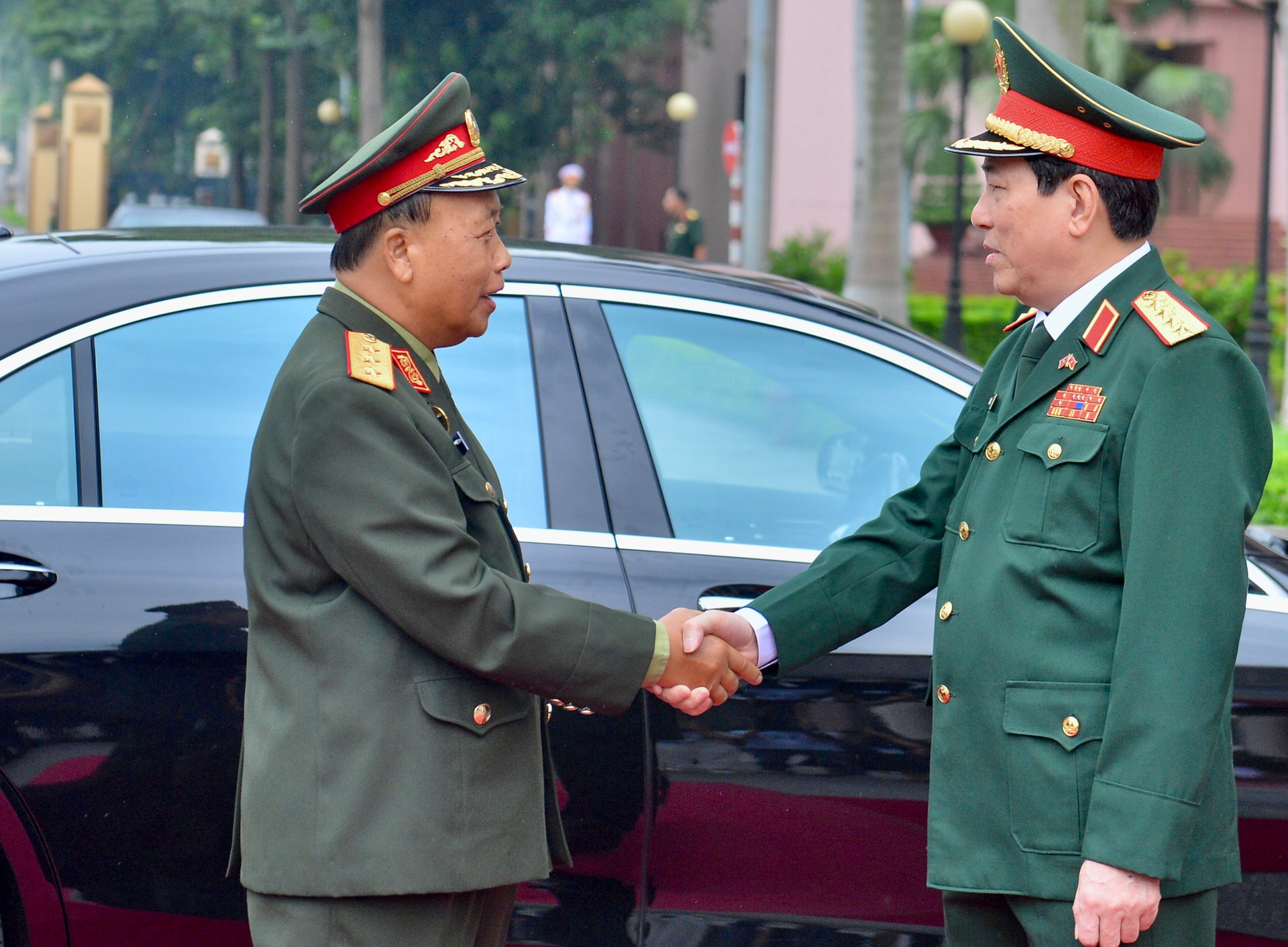 Đại tướng Lương Cường chủ trì lễ đón Đoàn đại biểu chính trị cấp cao QĐND Lào do thượng tướng Thongloi Silivong làm trưởng đoàn.