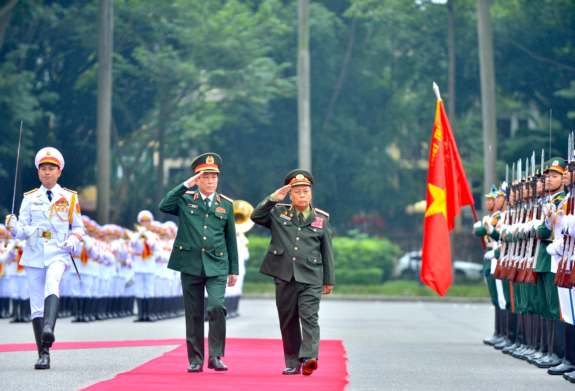 Đại tướng Lương Cường và thượng tướng Thongloi Silivong duyệt đội danh dự Quân đội nhân dân Việt Nam.