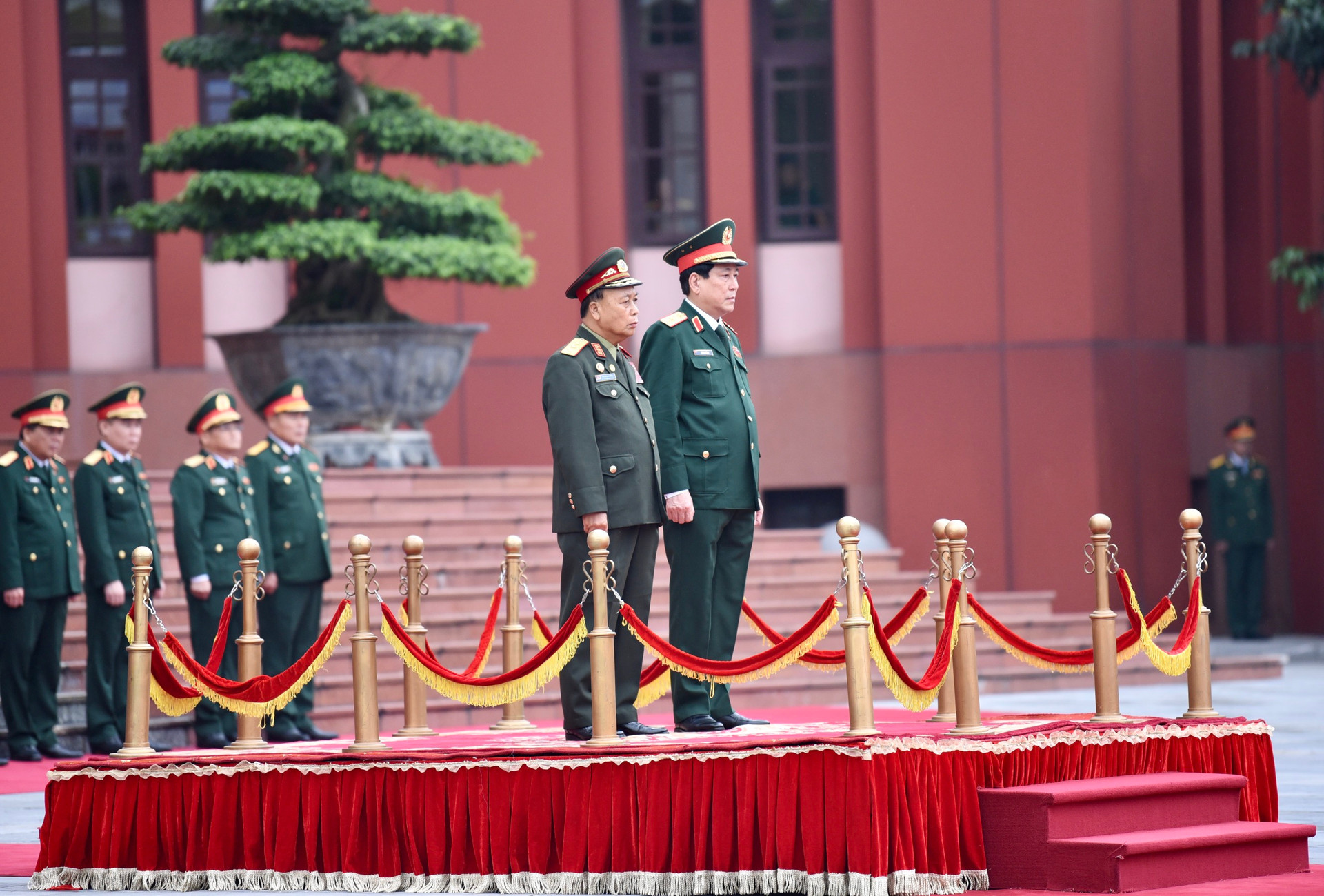Lãnh đạo của quân đội hai nước làm lễ chào cờ.
