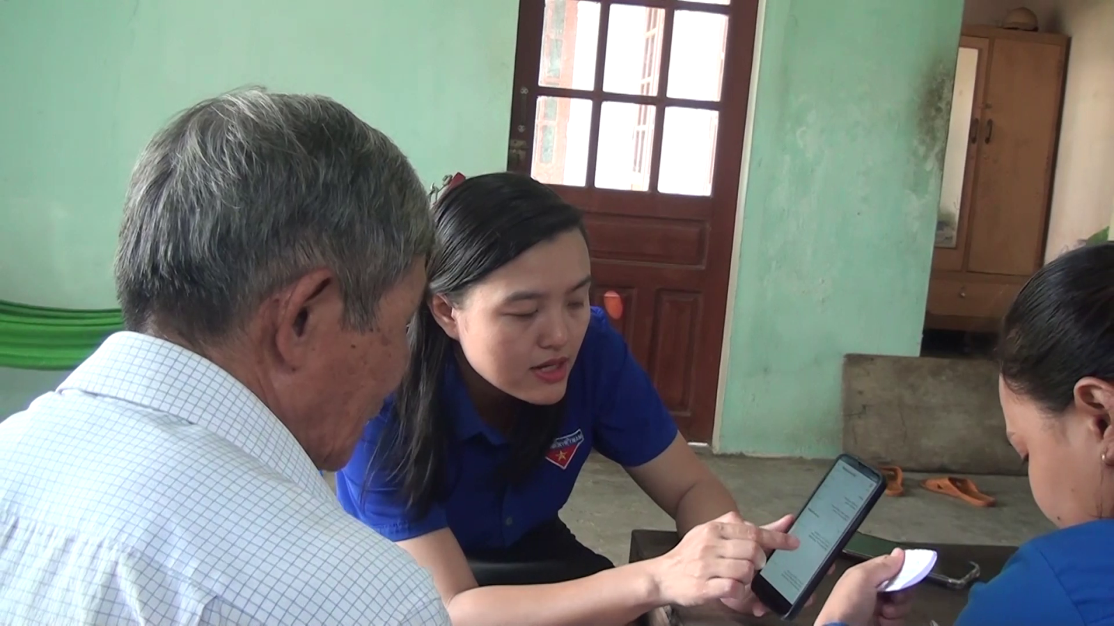 Tổ công nghệ số cộng đồng đến từng thôn bản để hướng dẫn về chuyển đổi số cho bà con. Ảnh: quangngai.tv.vn