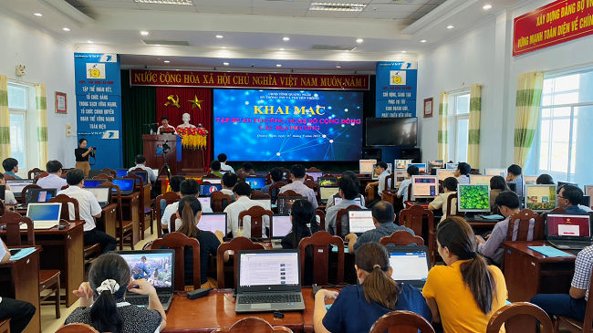 Một lớp tập huấn về chuyển đổi số ở Quảng Ngãi. Ảnh: quangngai.gov.vn