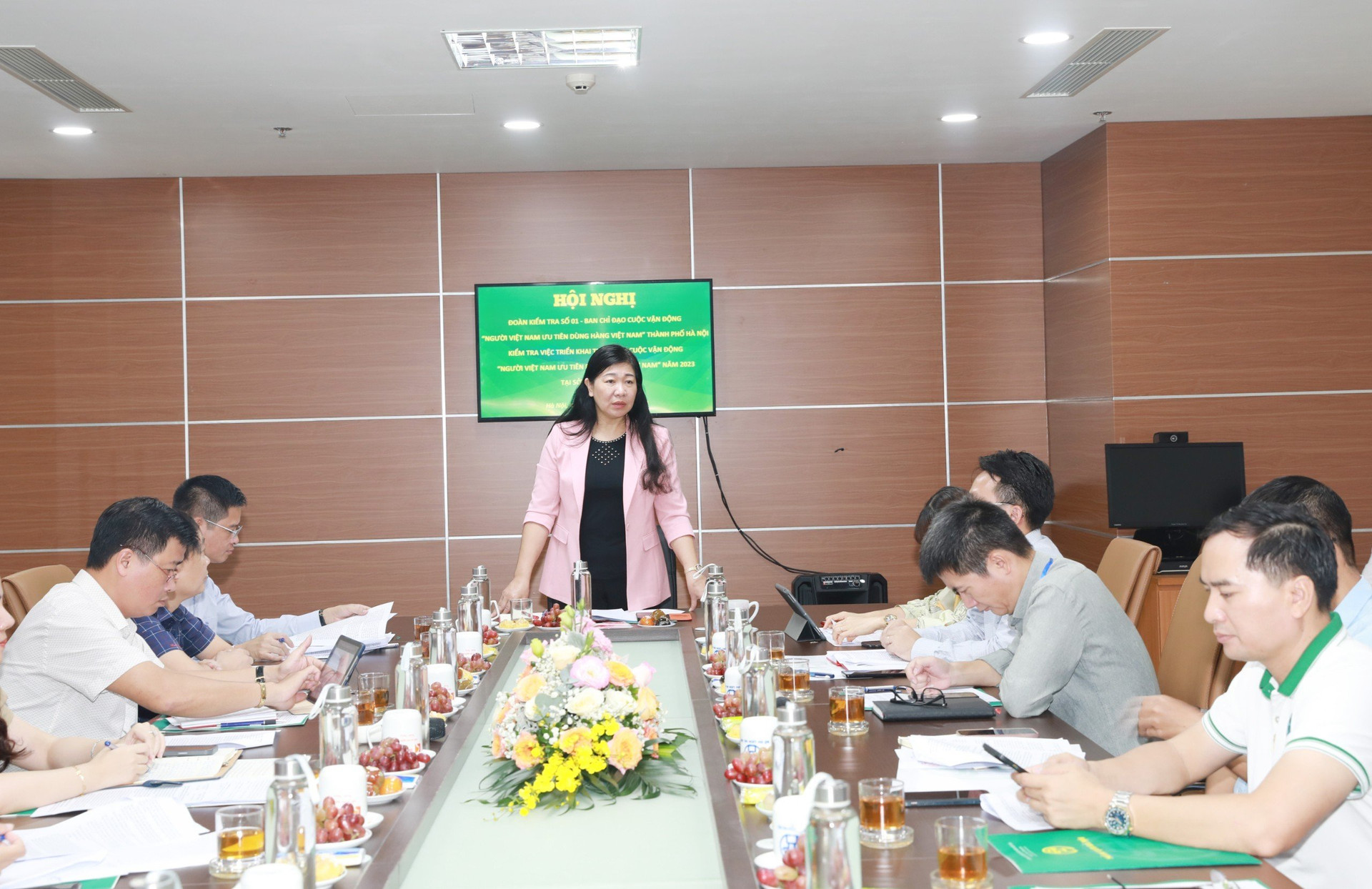 Bà Nguyễn Lan Hương kiểm tra công tác thực hiện CVĐ tại Sở Du lịch Hà Nội. 