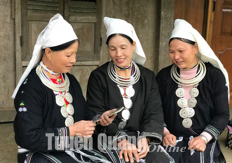 Phụ nữ dân tộc Dao, xã Hồng Thái (Na Hang) tìm hiểu về chuyển đổi số qua điện thoại thông minh. Ảnh: tuyenquanon.vn