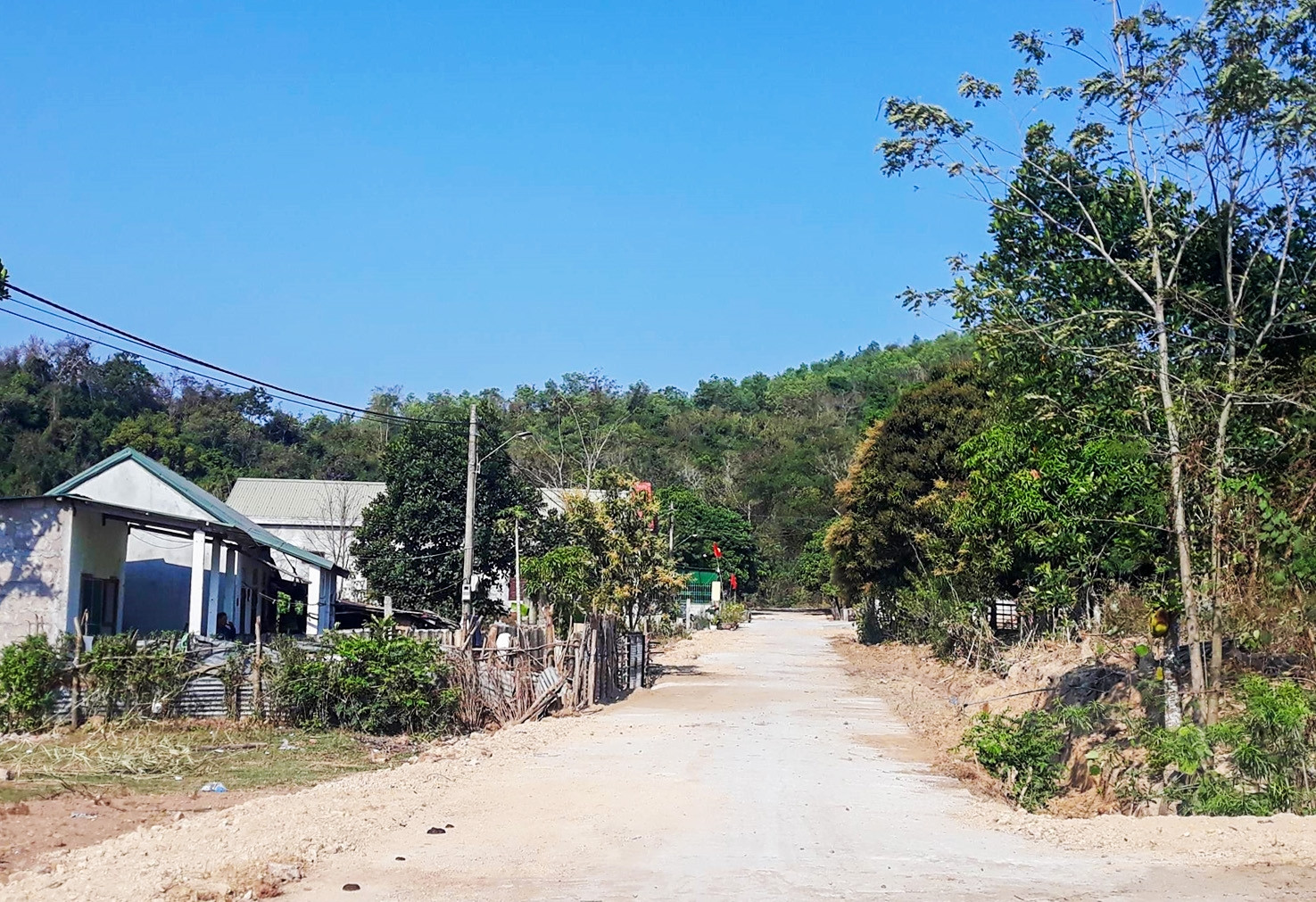 Tuyến đường liên bản Ka Tăng - Khe Đá, thị trấn Lao Bảo (Hướng Hóa) đã hoàn thành và đưa vào sử dụng từ đầu năm 2023. Ảnh: baodantoc.vn