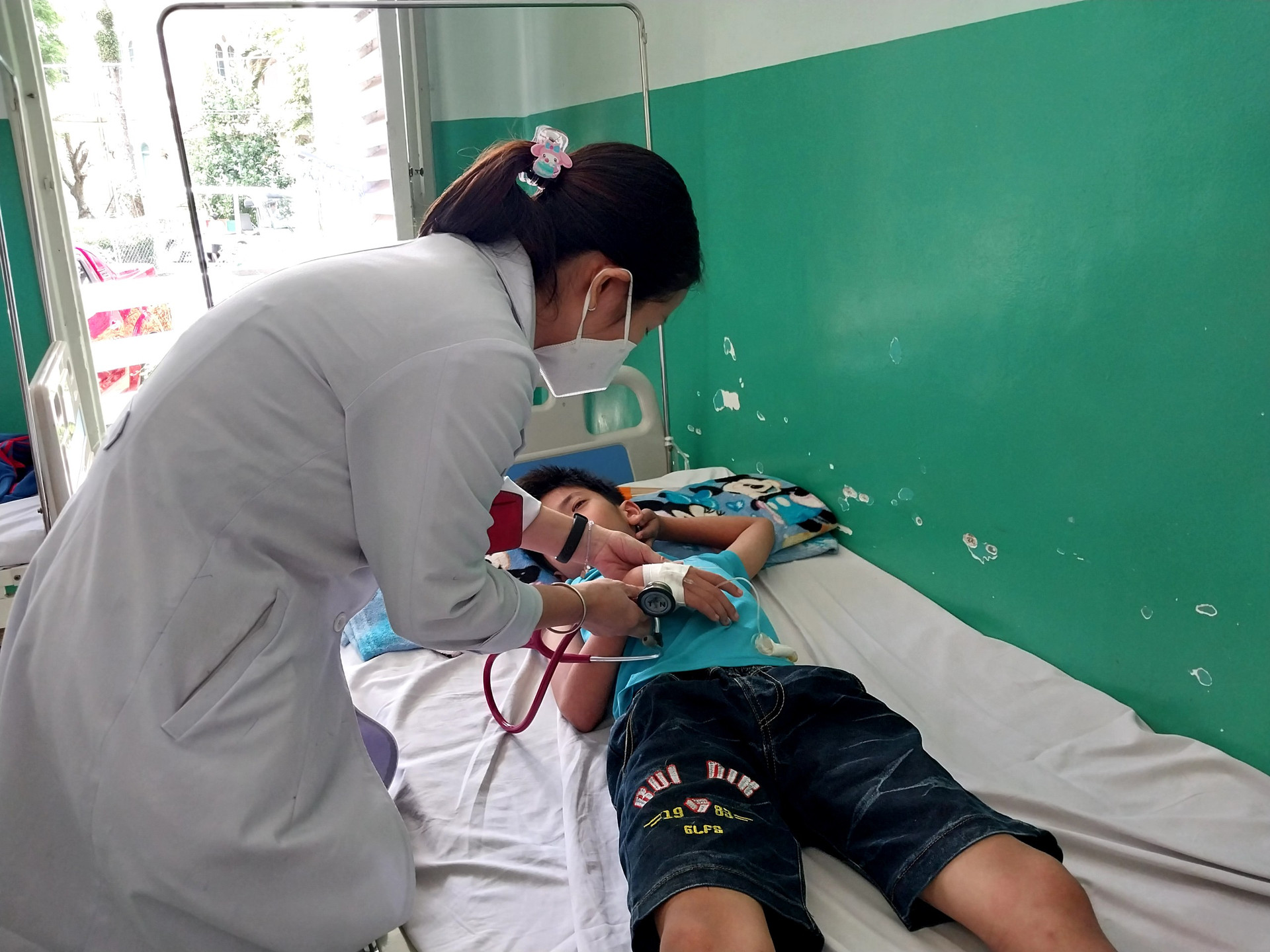 Bác sĩ Bệnh viện Nhi đồng 2, TP HCM thăm khám cho bệnh nhi sốt xuất huyết.