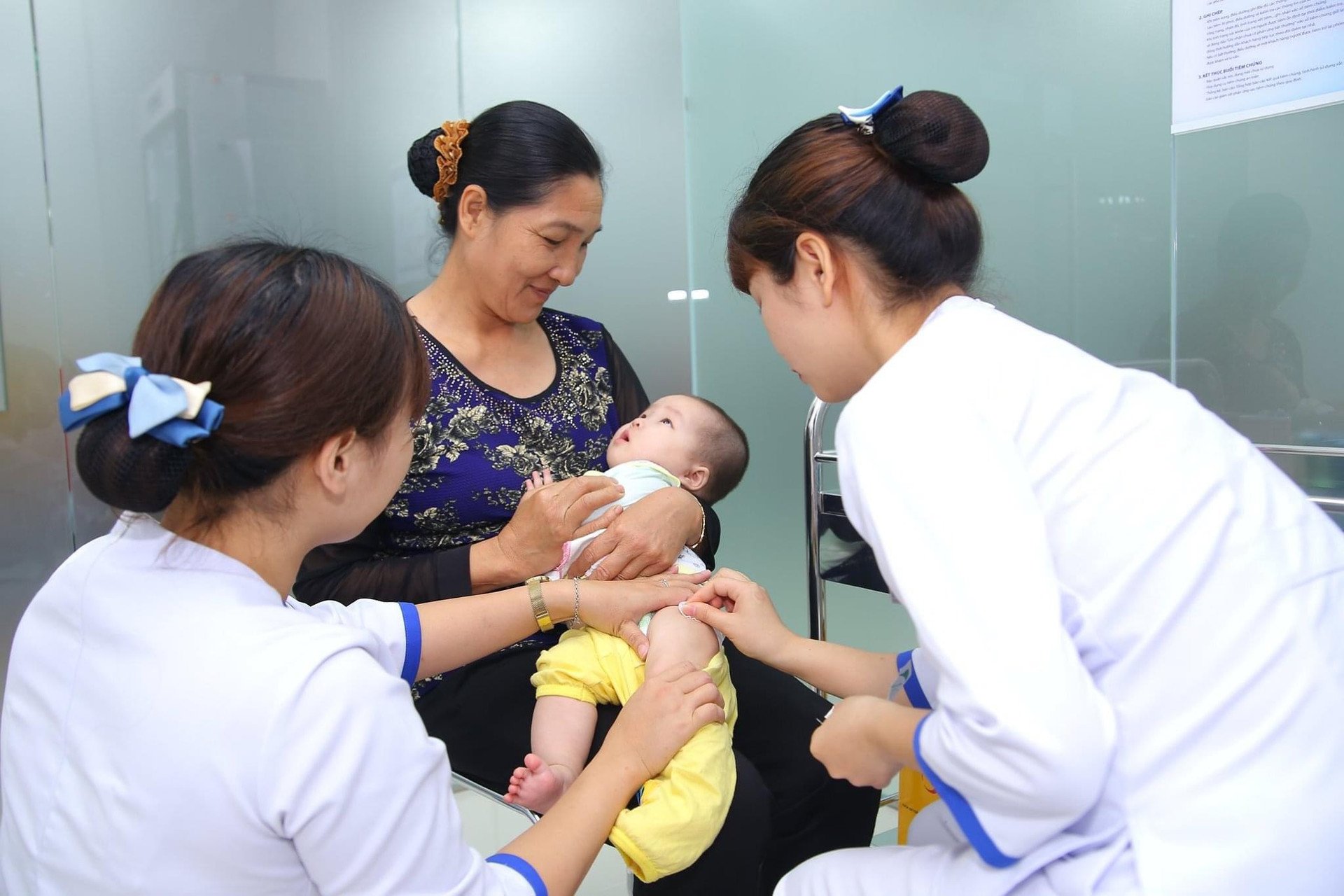 Rất nhiều phụ huynh mong đợi sớm có vaccine sốt xuất huyết để phòng bệnh cho trẻ nhỏ.