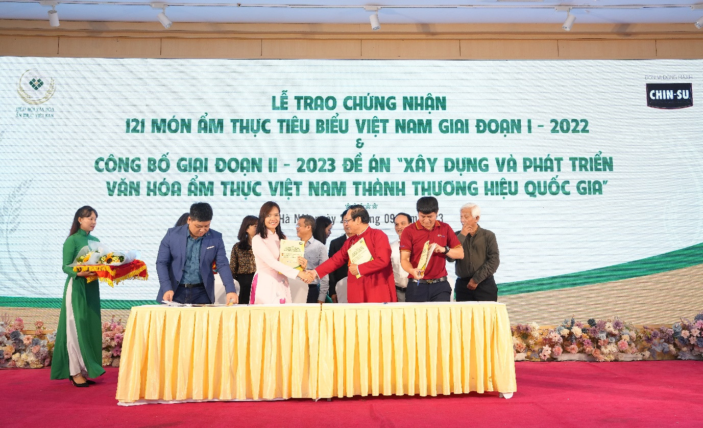 Đại diện nhãn hàng CHIN-SU (Công ty Masan Consumer) & Hiệp hội Văn hóa Ẩm thực Việt Nam cùng ký kết thỏa thuận hợp tác chiến lược tại sự kiện.