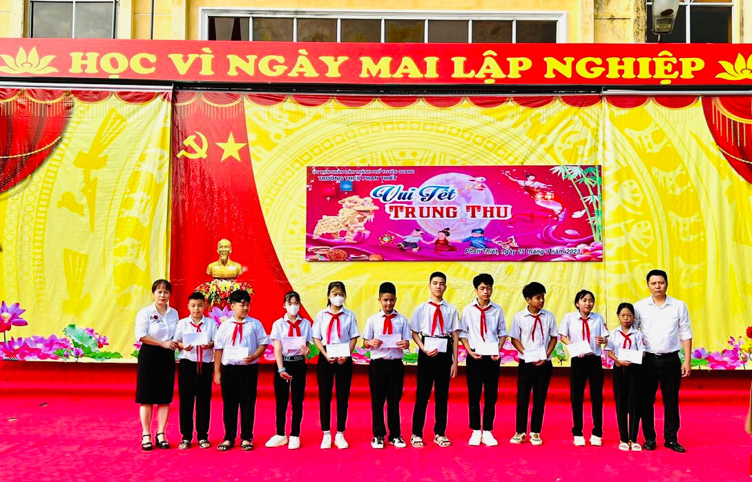 Cô giáo Nguyễn Thị Thu Hương, Hiệu trưởng Trường THCS Phan Thiết tặng quà cho các em có thành tích học tập cao nhân dịp Tết Trung Thu 2023