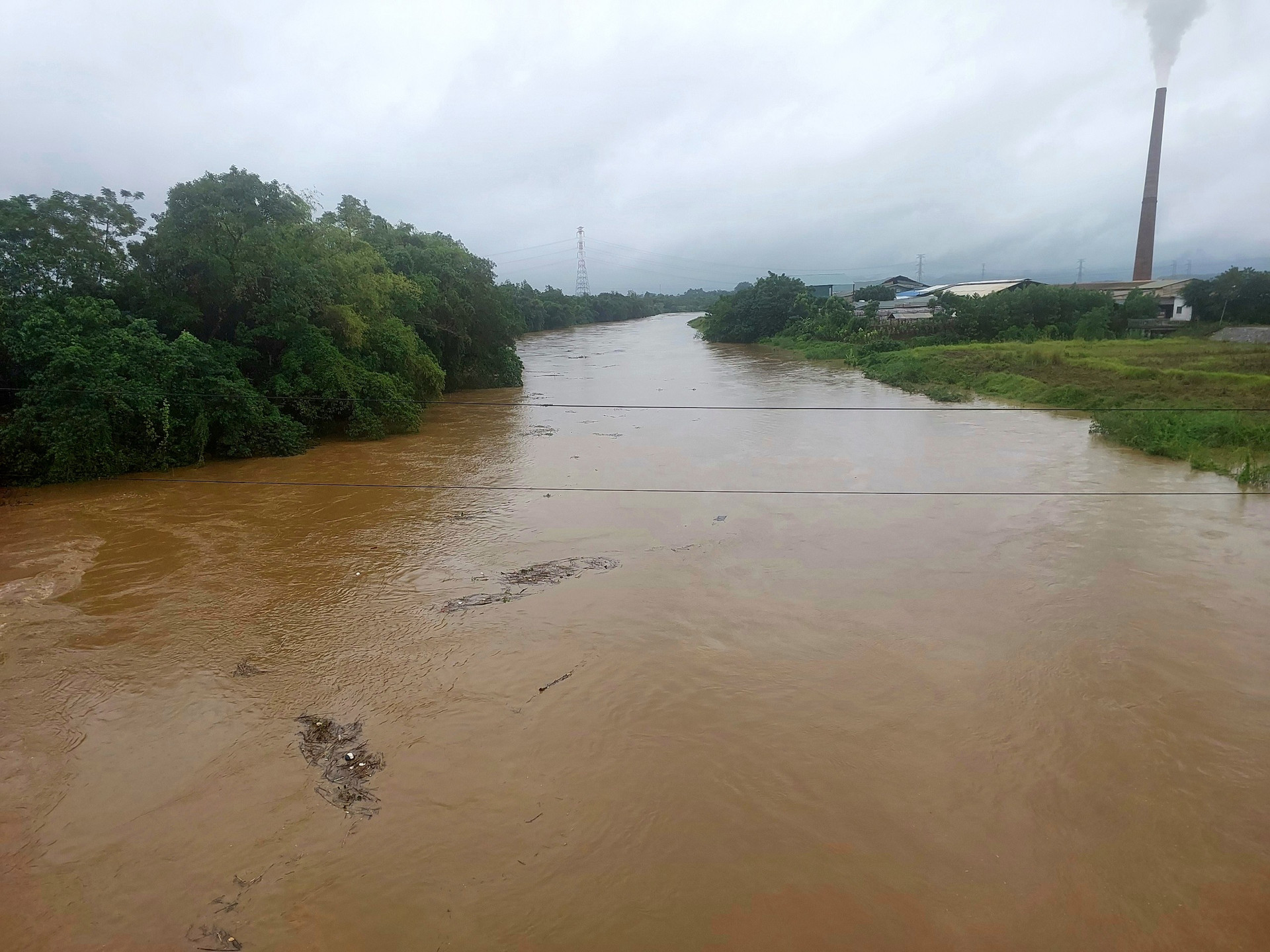 Từ ngày 27 - 29/9, tại Phú Thọ có mưa khiến mực nước sông Thao và sông Bứa lên cao. Ảnh: Tuấn Trung chụp sông Bứa chiều 28/9 .