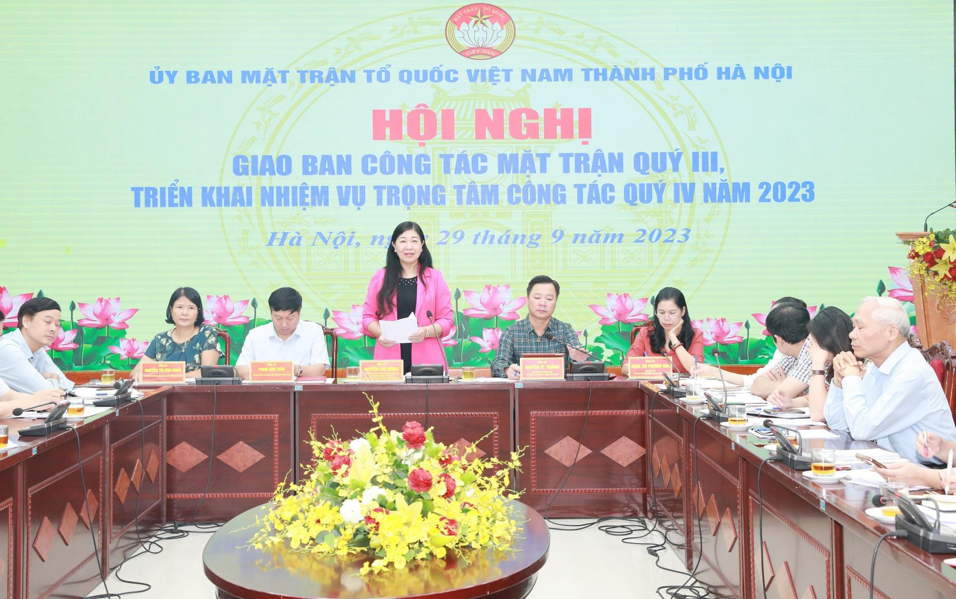 Bà Nguyễn Lan Hương, Chủ tịch Ủy ban MTTQ Việt Nam thành phố Hà Nội phát biểu tại hội nghị. 