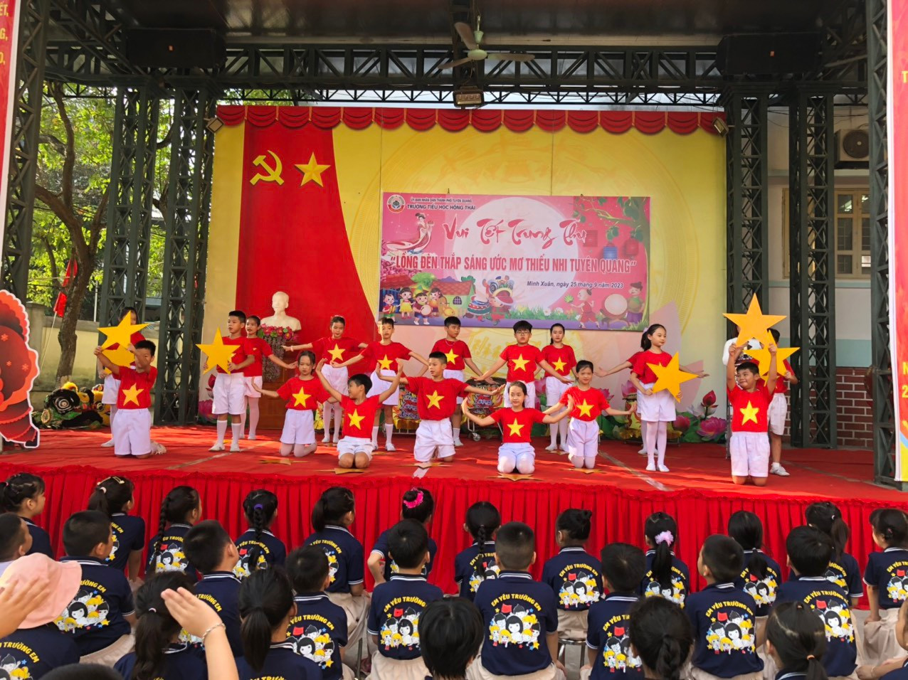 Nhiều tiết mục văn nghệ đặc sắc của các em học sinh Trường Tiểu học Hồng Thái, TP Tuyên Quang góp phần làm sôi động Đêm hội Trăng rằm được các thầy cô và nhà trường tổ chức