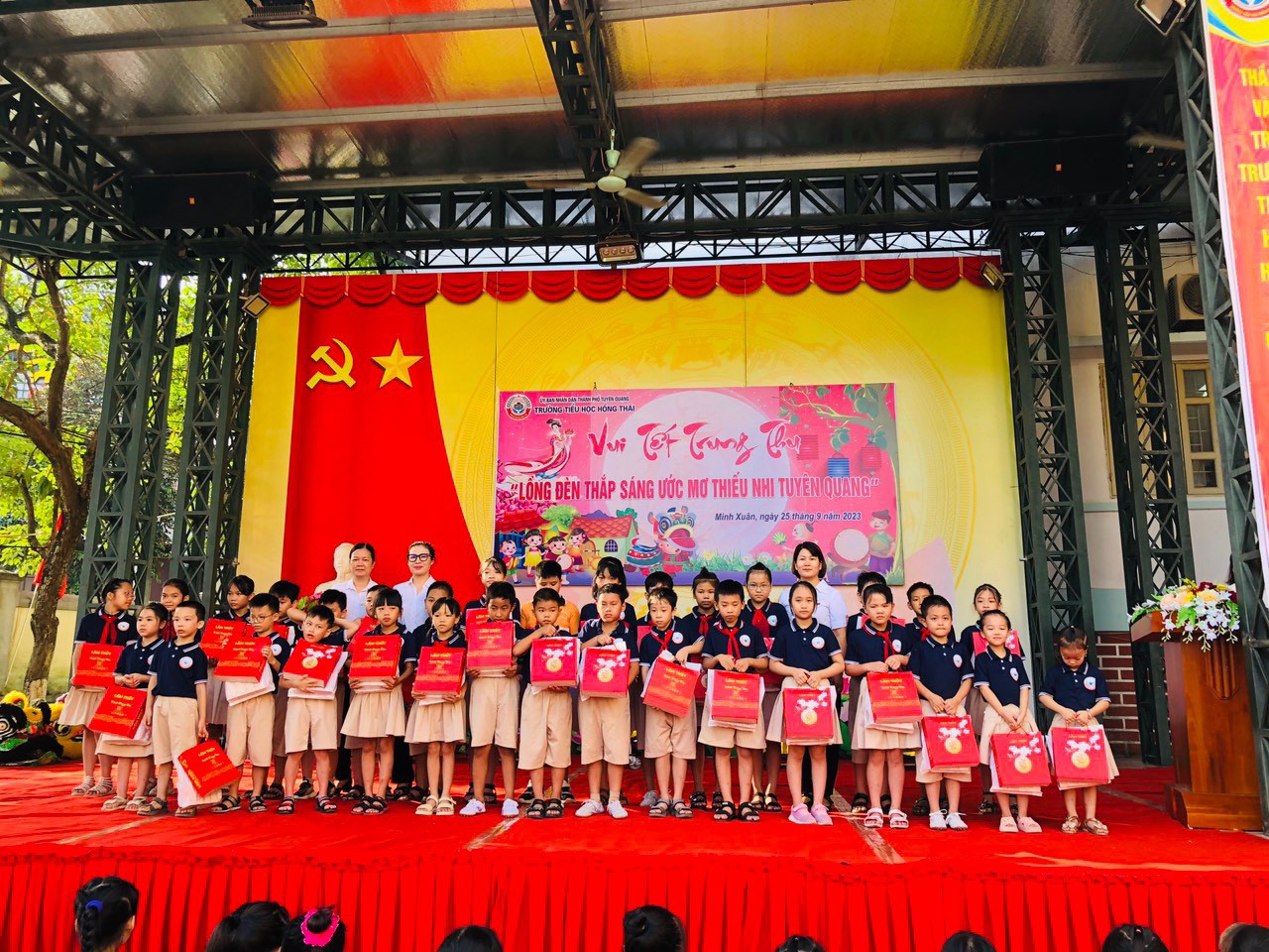 Cô giáo Trần Thanh Hương, Hiệu trưởng Trường Tiểu học Hồng Thái, cùng đại diện các thầy cô giáo trao tặng nhiều phần quà Trung Thu ý nghĩa cho các em học sinh 