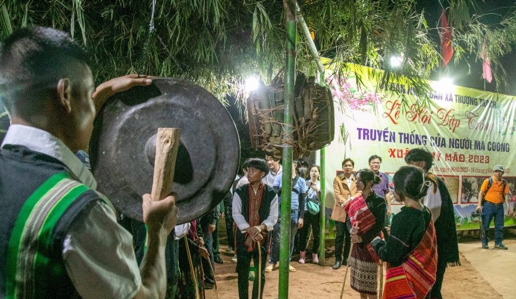Lễ hội đập trống của người Ma Coong xã Thượng Trạch, huyện Bố Trạch (Quảng Bình).