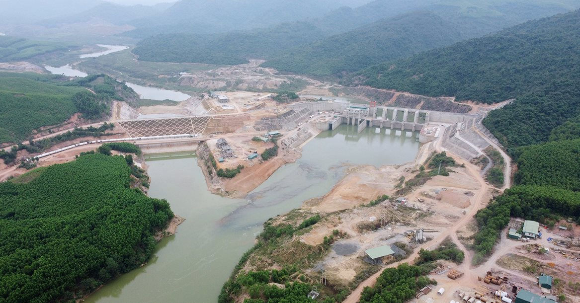 Dự án Hồ chứa nước Bản Mồng (Nghệ An) - công trình thủy nông trọng điểm lớn nhất khu vực Bắc Trung bộ đang dần thành hình sau nhiều năm trễ tiến độ. Ảnh: Vnexpres.vn
