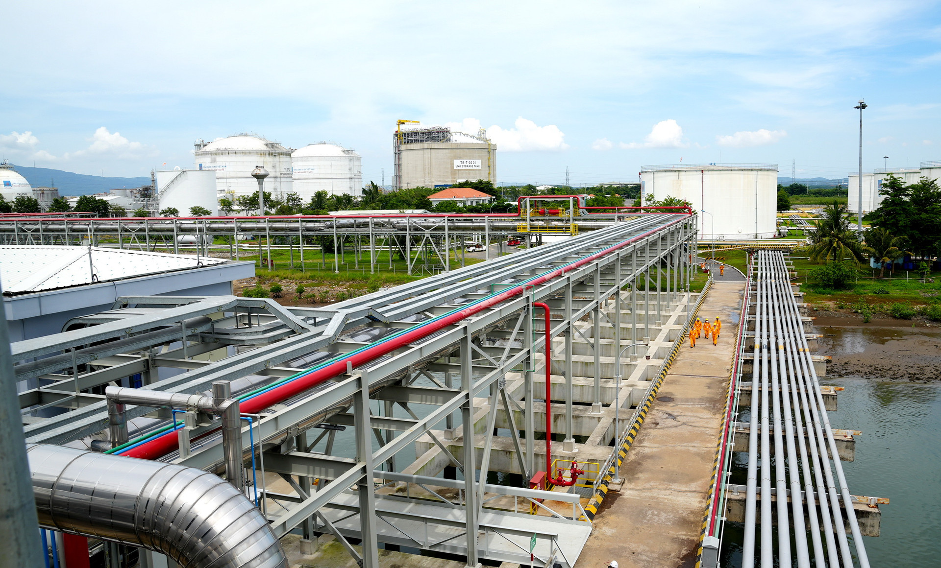 Hệ thống đường ống dẫn LNG từ cầu cảng về Kho chứa LNG.