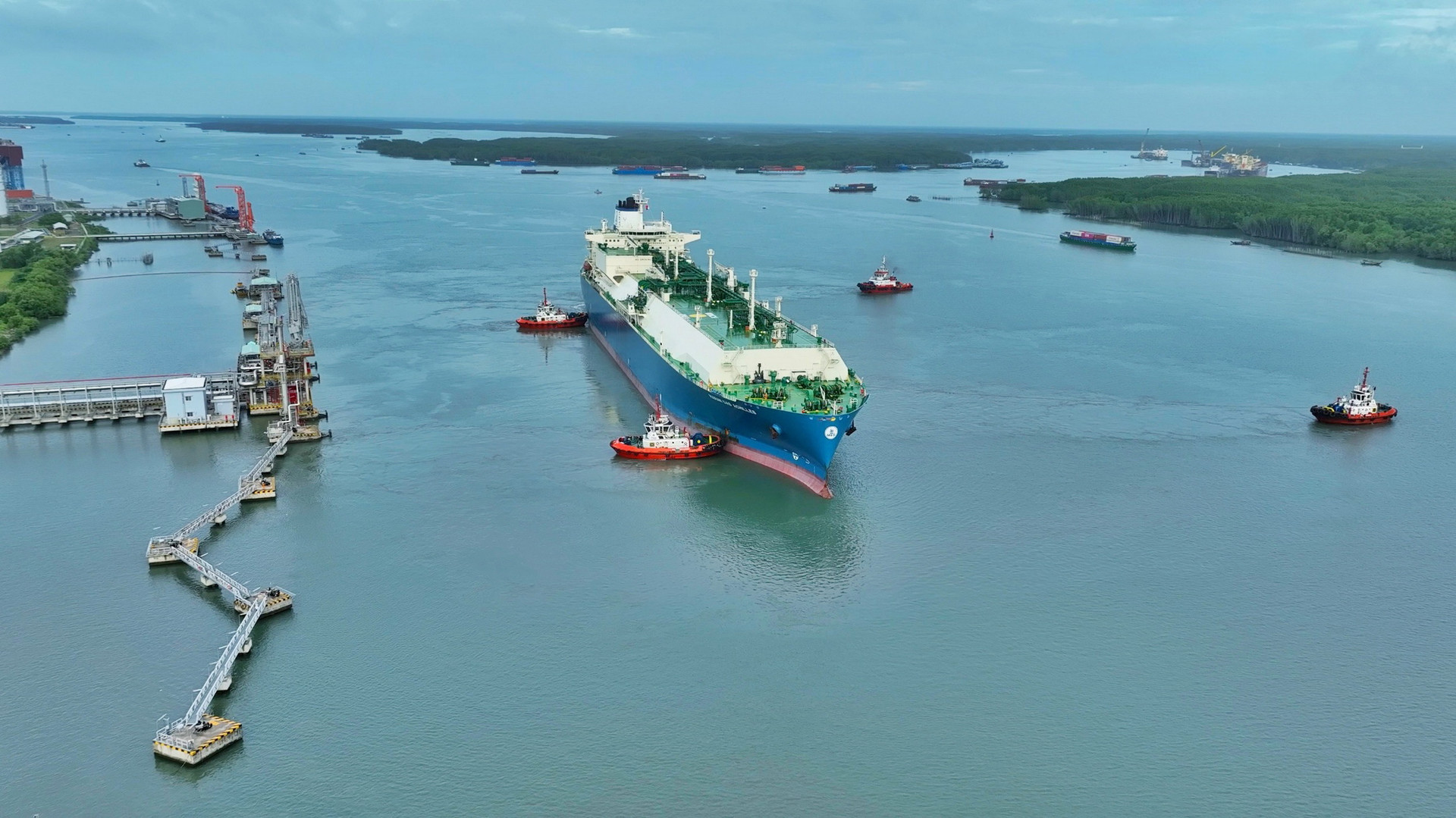 Chuỗi dự án Kho chứa LNG Thị Vải nằm ở vị trí thuận lợi với luồng hàng hải sôi động Cái Mép - Thị Vải, phù hợp tiếp nhận các tàu LNG siêu trọng lực.